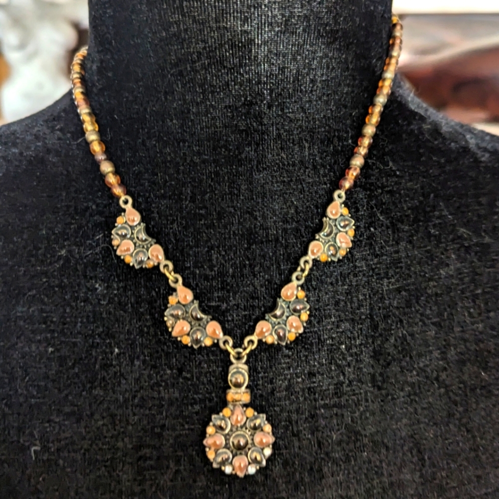 Drop necklace in neutral brown tones